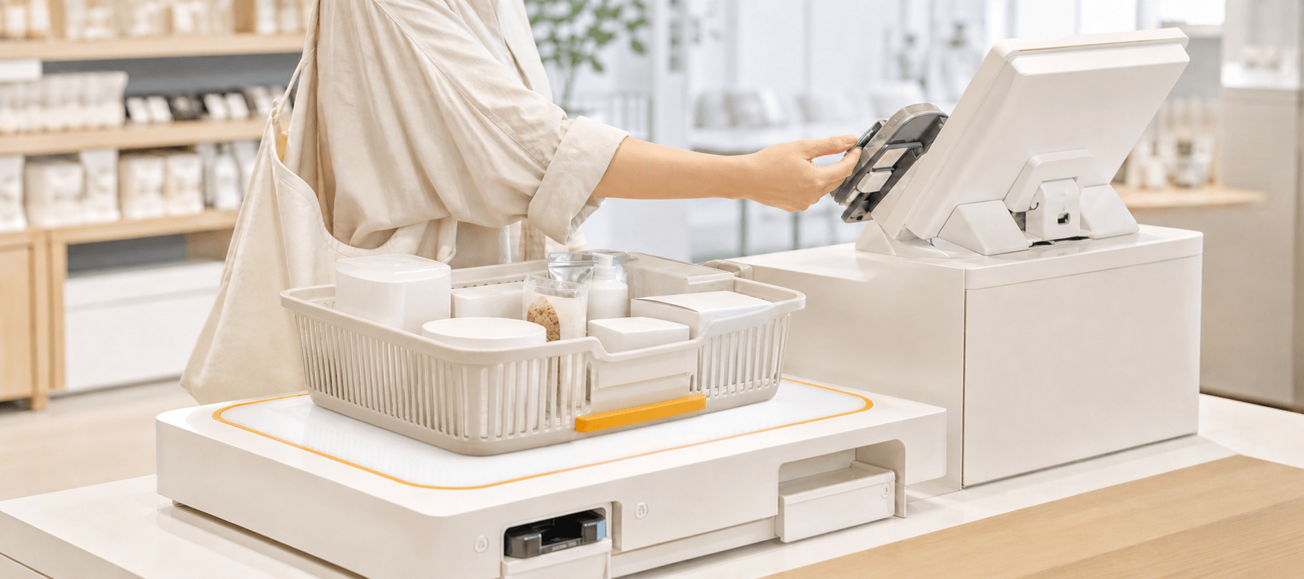 カゴに入った商品をまとめてRFID対応レジで会計する様子