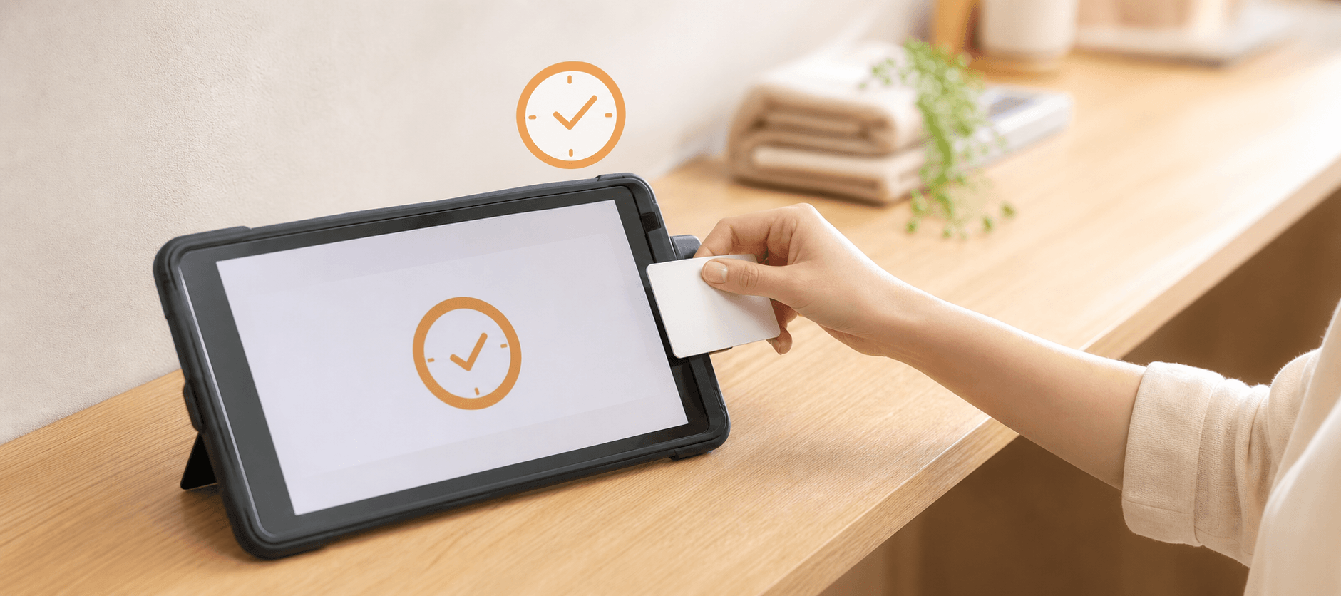タブレットでスタッフの勤怠を記録する様子