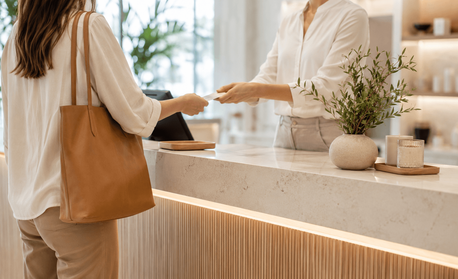 店舗の受付カウンターでスタッフがお客様に対応する様子